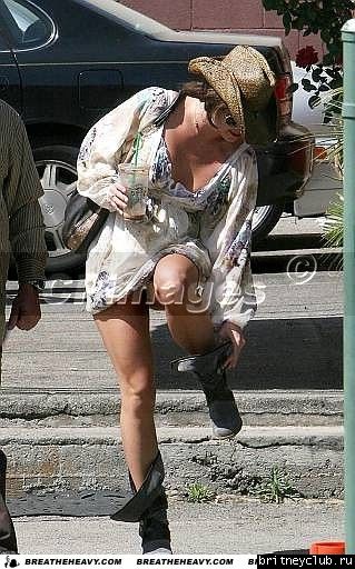 Бритни уезжает из студии Millennium, где готовилась к выступлению в Доме Блюзаbritney-millennium10.jpg(Бритни Спирс, Britney Spears)