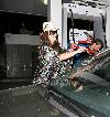 Бритни чистит стекло машины