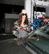 Бритни чистит стекло машины