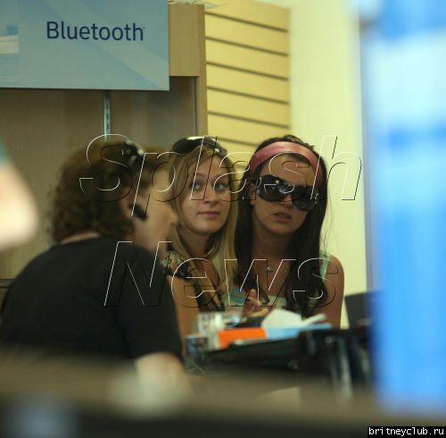 Бритни в магазине сотовых телефоновbritney-cellphone08.jpg(Бритни Спирс, Britney Spears)