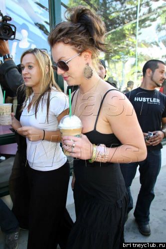 Бритни едет в Starbucks  и на бензоколонкуbritney-starbucks20.jpg(Бритни Спирс, Britney Spears)