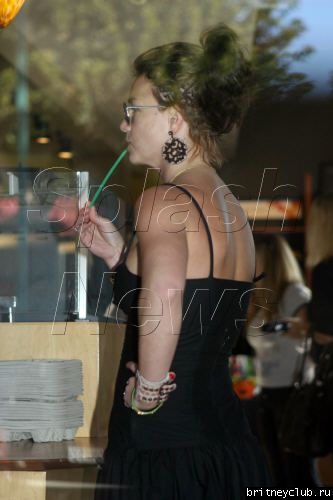 Бритни едет в Starbucks  и на бензоколонкуbritney-starbucks44.jpg(Бритни Спирс, Britney Spears)