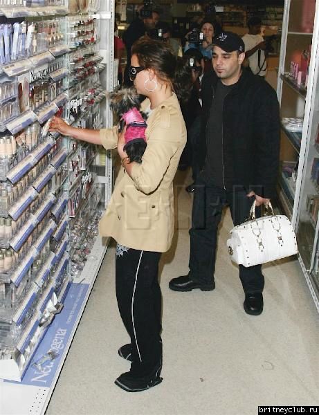 Бритни с собачкой Лондон делает покупки (13 октября 2007)2578323.jpg(Бритни Спирс, Britney Spears)