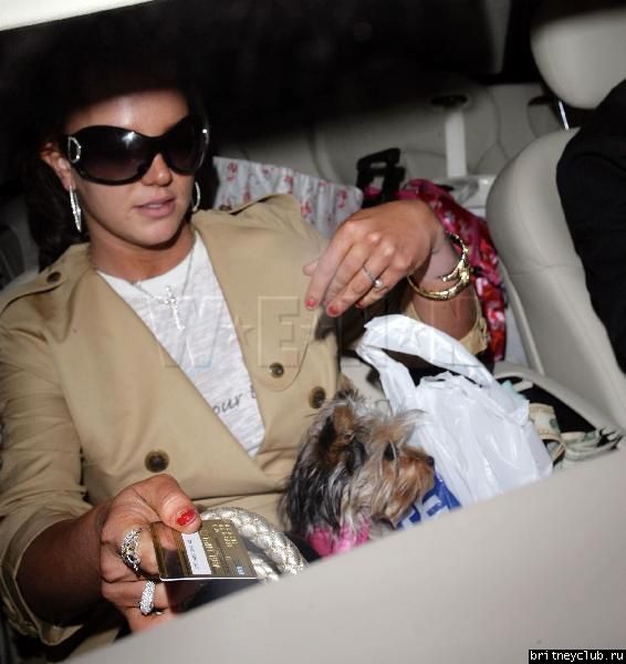 Бритни с собачкой Лондон делает покупки (13 октября 2007)2578330.jpg(Бритни Спирс, Britney Spears)