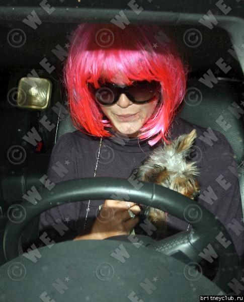 Бритни в розовом парике на бензоколонке (15 октября 2007)2583559.jpg(Бритни Спирс, Britney Spears)