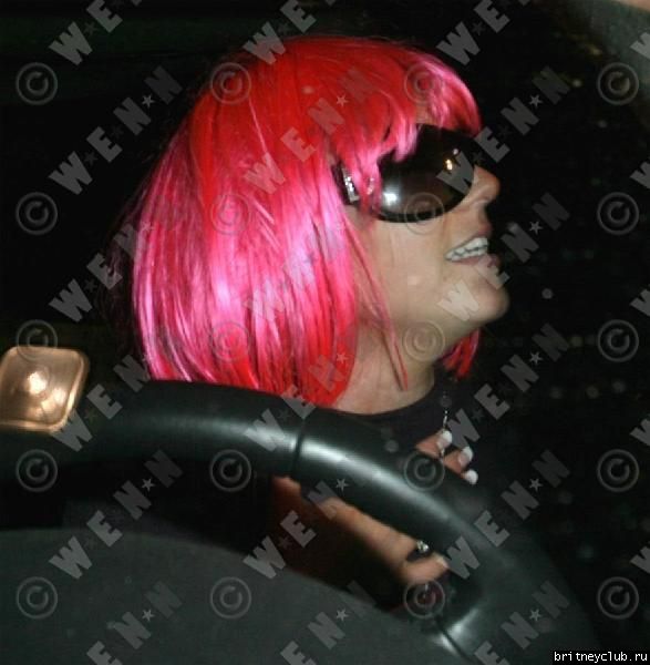 Бритни в розовом парике на бензоколонке (15 октября 2007)2583561.jpg(Бритни Спирс, Britney Spears)