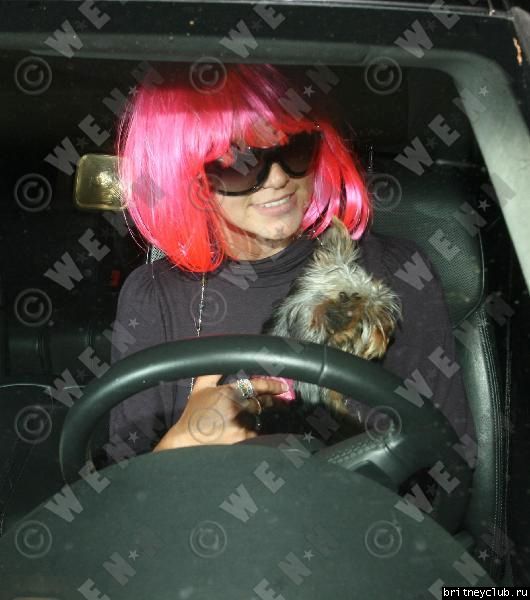 Бритни в розовом парике на бензоколонке (15 октября 2007)2583562.jpg(Бритни Спирс, Britney Spears)