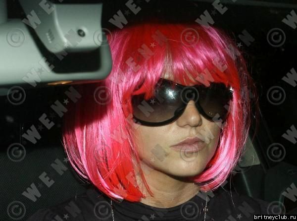 Бритни в розовом парике на бензоколонке (15 октября 2007)2583564.jpg(Бритни Спирс, Britney Spears)