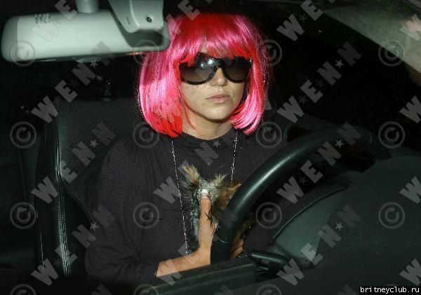 Бритни в розовом парике на бензоколонке (15 октября 2007)2583568.jpg(Бритни Спирс, Britney Spears)
