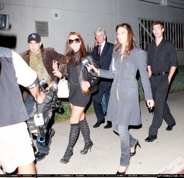 Бритни в отделении полиции Вана Нуис в Лос-Анджелесе (15 октября 2007)x10~36.jpg(Бритни Спирс, Britney Spears)