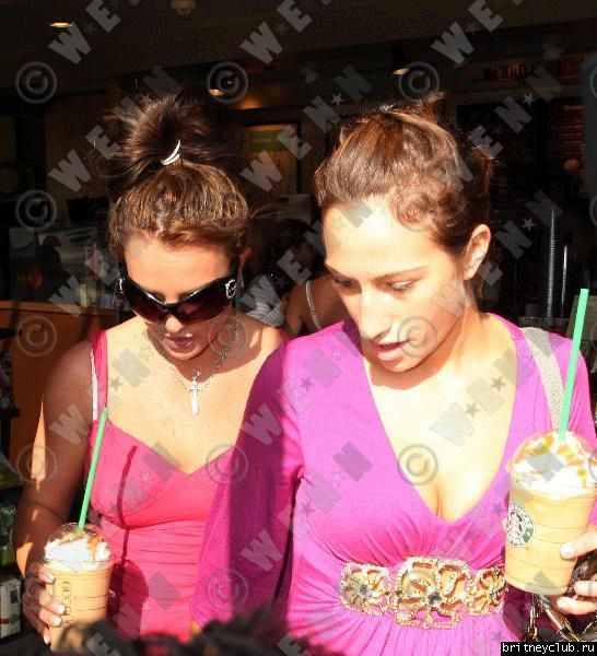 Бритни в Starbucks (16 октября 2007) 2586603.jpg(Бритни Спирс, Britney Spears)