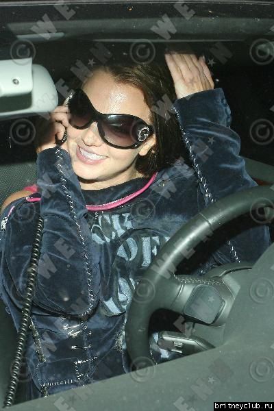 Бритни остановилась на бензоколонке, она болтает по телефону (16 октября 2007)2587700.jpg(Бритни Спирс, Britney Spears)