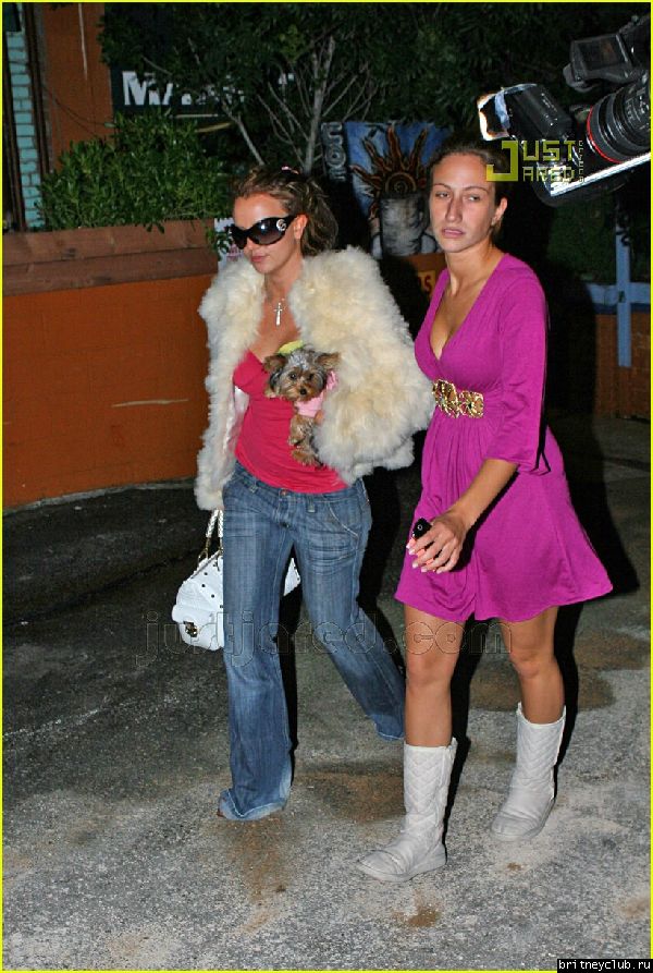 Бритни с новой ассистенкой покидают  ресторан Pacebritney-spears-pace-restaurant-18.jpg(Бритни Спирс, Britney Spears)