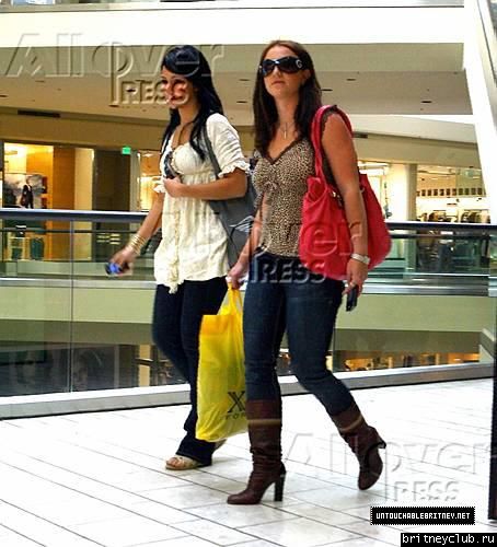 Бритни на шоппинге в центре Beverly, а в это время в Малибу идут пожарыx_06.jpg(Бритни Спирс, Britney Spears)