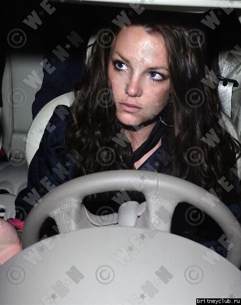 Бритни приветствует фотографов на стоянке автомобилей в Лос Анжелесе2610499.jpg(Бритни Спирс, Britney Spears)