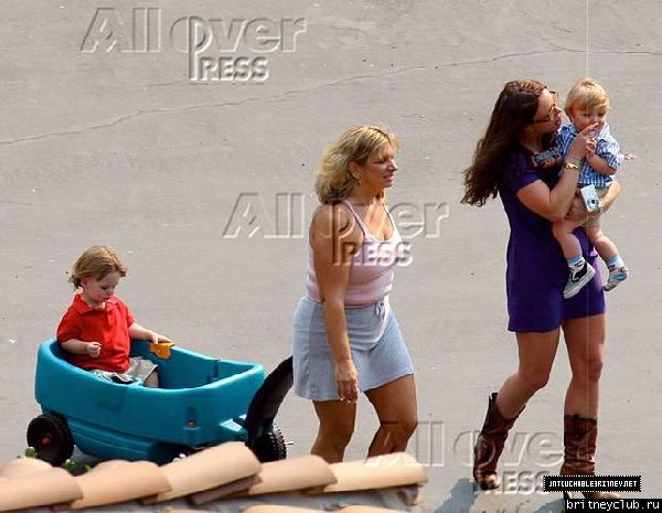Бритни проводит время с детьмиx_009~0.jpg(Бритни Спирс, Britney Spears)
