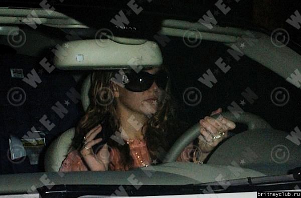 Бритни уезжает из отеля The Four Seasonsbritney-fourseasons04.jpg(Бритни Спирс, Britney Spears)
