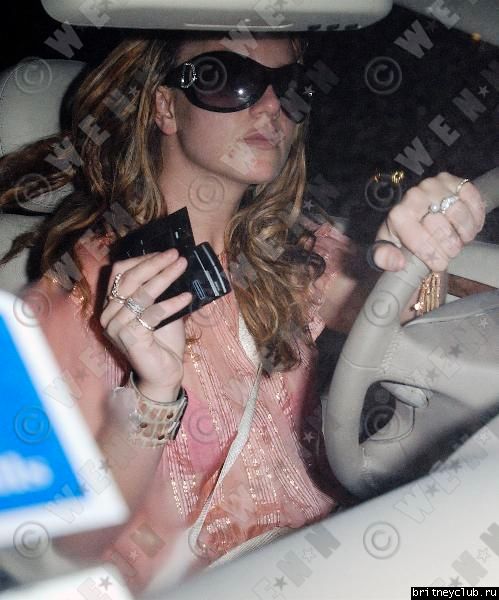 Бритни уезжает из отеля The Four Seasonsbritney-fourseasons08.jpg(Бритни Спирс, Britney Spears)