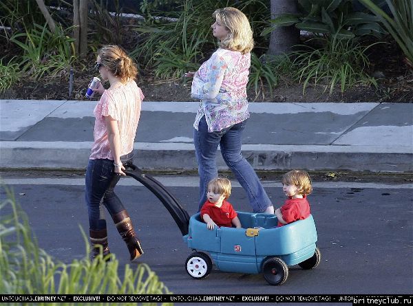 Бритни проводит время с детьмиx10~66.jpg(Бритни Спирс, Britney Spears)