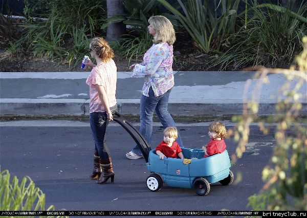 Бритни проводит время с детьмиx12~63.jpg(Бритни Спирс, Britney Spears)