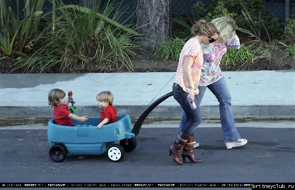 Бритни проводит время с детьмиx5~74.jpg(Бритни Спирс, Britney Spears)