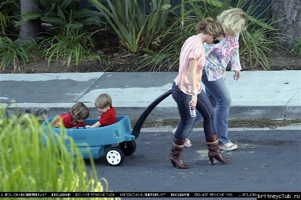 Бритни проводит время с детьмиx6~71.jpg(Бритни Спирс, Britney Spears)
