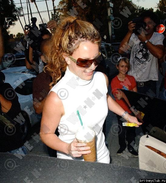 Бритни посещает Starbucks 2654996.jpg(Бритни Спирс, Britney Spears)