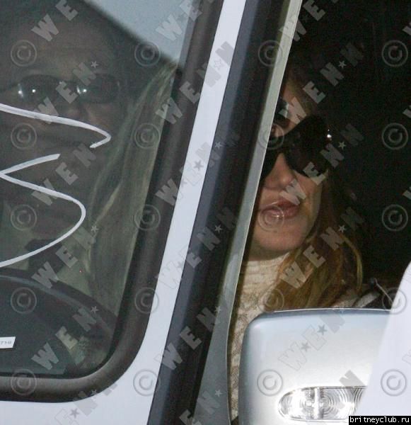 Бритни покупает новую машинуbritney-mercades51.jpg(Бритни Спирс, Britney Spears)