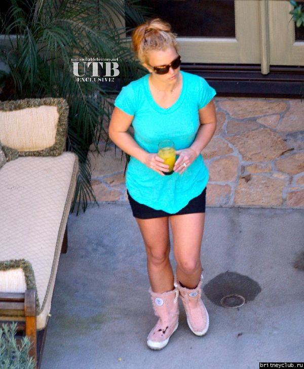 Бритни наводит чистоту в своем доме (13 ноября)25~215.jpg(Бритни Спирс, Britney Spears)