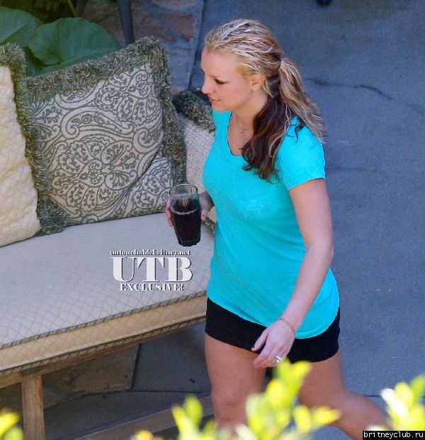 Бритни наводит чистоту в своем доме (13 ноября)3~281.jpg(Бритни Спирс, Britney Spears)