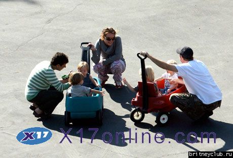 Бритни играет с детьми (2 ноября 2007)britney-boys02.jpg(Бритни Спирс, Britney Spears)