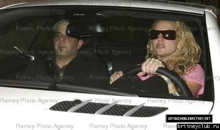 Бритни и Сэм уезжают из отеля The Four Seasons 12~483.jpg(Бритни Спирс, Britney Spears)