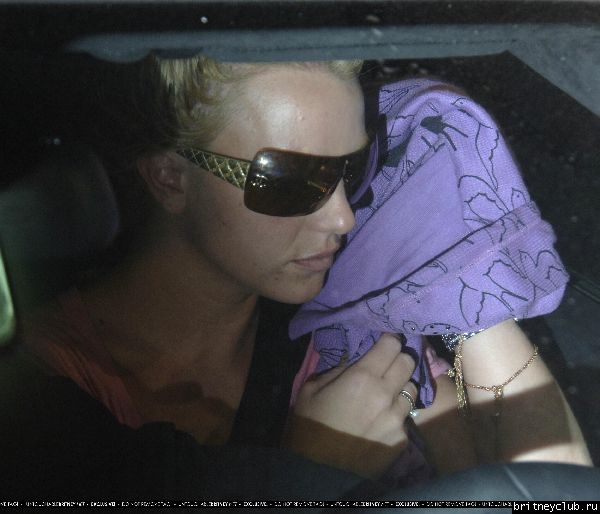 Бритни и Сэм уезжают из отеля The Four Seasons 17~126.jpg(Бритни Спирс, Britney Spears)