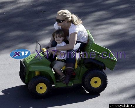 Бритни играет с детьми в игрушечной машинеbritney-kids01.jpg(Бритни Спирс, Britney Spears)