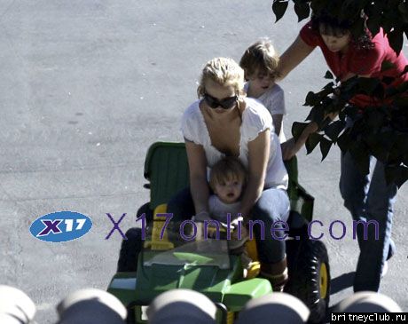 Бритни играет с детьми в игрушечной машинеbritney-kids02.jpg(Бритни Спирс, Britney Spears)
