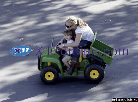 Бритни играет с детьми в игрушечной машинеbritney-kids03.jpg(Бритни Спирс, Britney Spears)