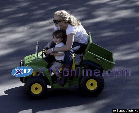 Бритни играет с детьми в игрушечной машинеbritney-kids04.jpg(Бритни Спирс, Britney Spears)