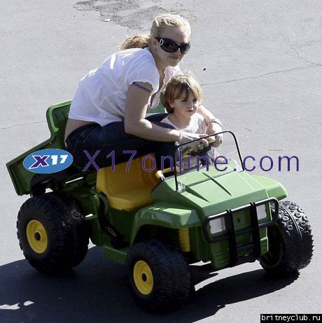 Бритни играет с детьми в игрушечной машинеbritney-kids05.jpg(Бритни Спирс, Britney Spears)