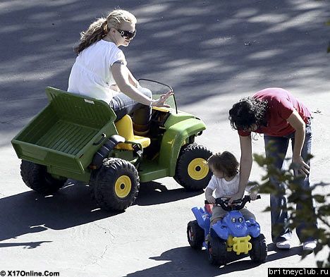 Бритни играет с детьми в игрушечной машинеbritney-kids06.jpg(Бритни Спирс, Britney Spears)