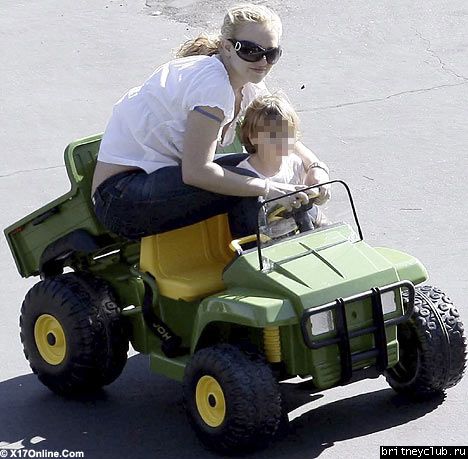 Бритни играет с детьми в игрушечной машинеbritney-kids07.jpg(Бритни Спирс, Britney Spears)