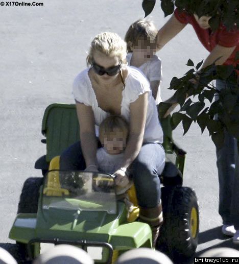 Бритни играет с детьми в игрушечной машинеbritney-kids08.jpg(Бритни Спирс, Britney Spears)