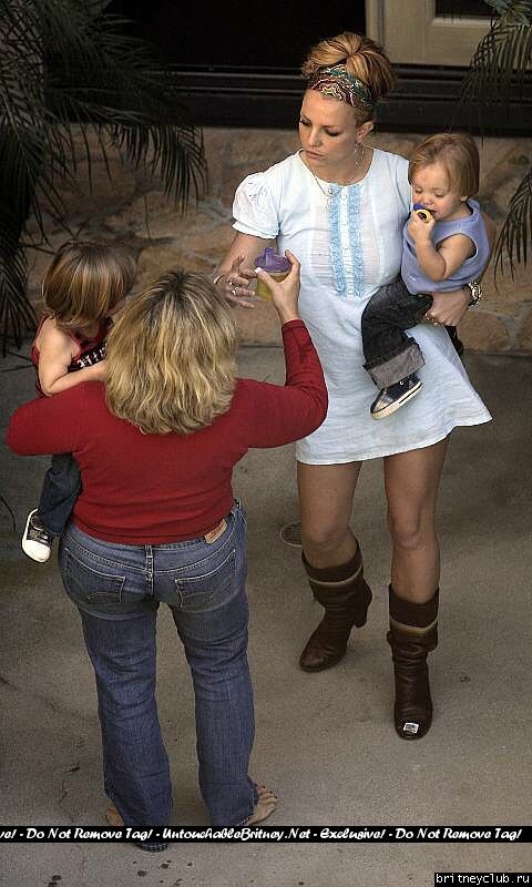 Бритни с детьми в своем особняке в Малибу08~23.jpg(Бритни Спирс, Britney Spears)