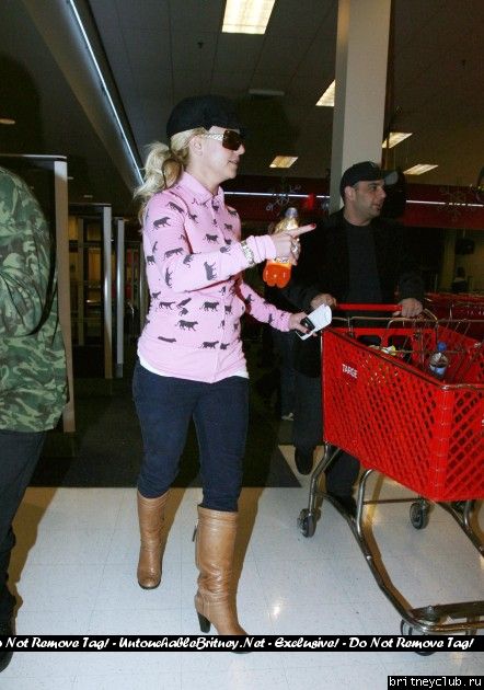 Бритни на шоппинге в магазине TargetINF06.jpg(Бритни Спирс, Britney Spears)