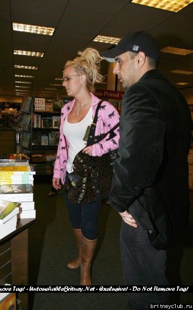 Бритни на шоппинге в магазине TargetINF16~0.jpg(Бритни Спирс, Britney Spears)