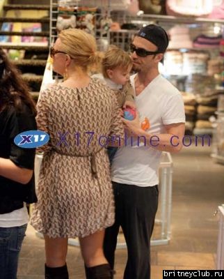 Бритни с Шоном покупают шенкаnormal_BSpearsFIRSTSTEP011007_1.jpg(Бритни Спирс, Britney Spears)