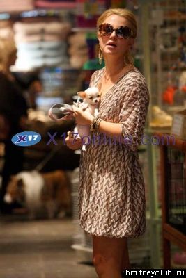 Бритни с Шоном покупают шенкаnormal_BSpearsFIRSTSTEP011007_15.jpg(Бритни Спирс, Britney Spears)