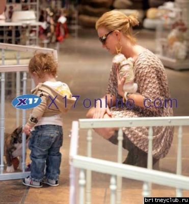 Бритни с Шоном покупают шенкаnormal_BSpearsFIRSTSTEP011007_4.jpg(Бритни Спирс, Britney Spears)