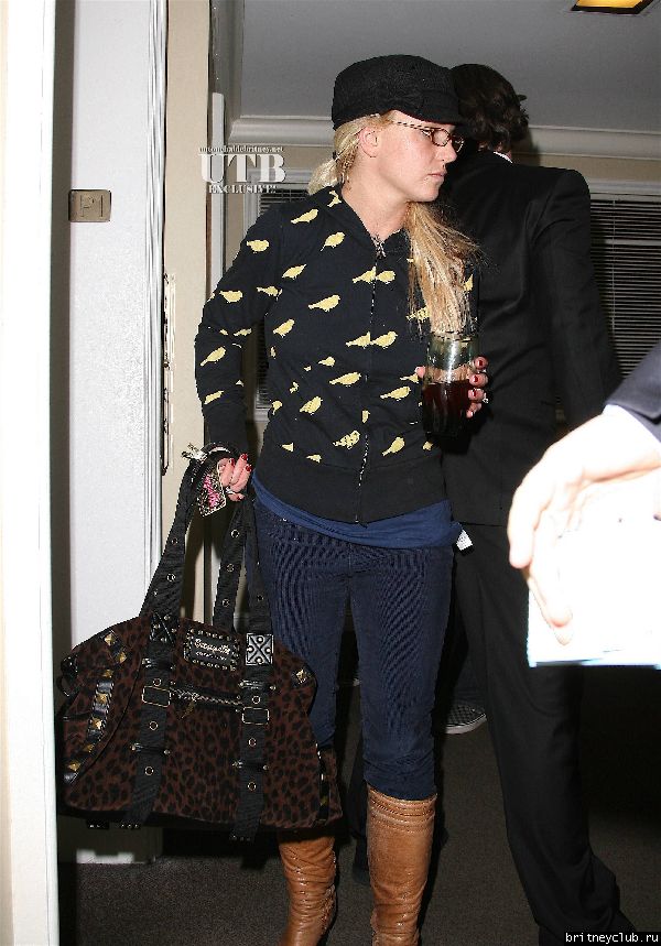 Бритни подезжает к отелю Four Seasonx13.JPG(Бритни Спирс, Britney Spears)