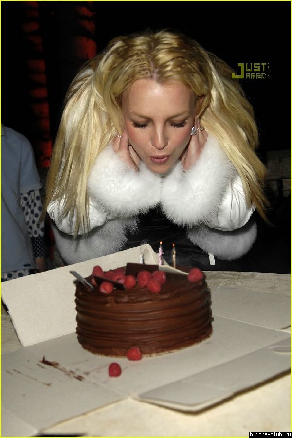 Бритни задувает свечи на тортеbritney-cake01.jpg(Бритни Спирс, Britney Spears)