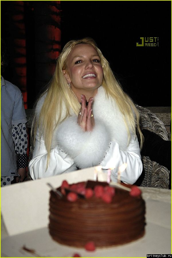Бритни задувает свечи на тортеbritney-cake02.jpg(Бритни Спирс, Britney Spears)
